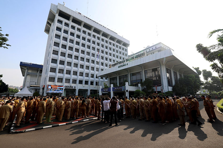 Para ASN mulai masuk kerja setelah cuti bersama Idul Fitri, di Kemendagri, Jakarta, Selasa (8/3). [astakom/Andi M Ilham]