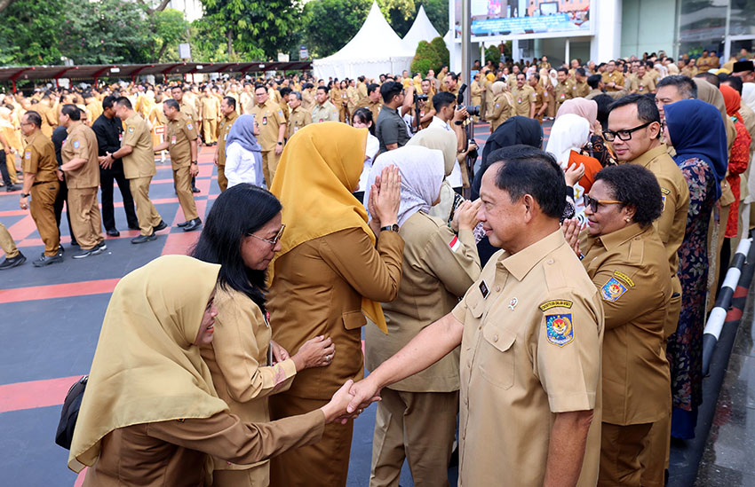 Para ASN mulai masuk kerja setelah cuti bersama Idul Fitri, di Kemendagri, Jakarta, Selasa (8/3). [astakom/Andi M Ilham]
