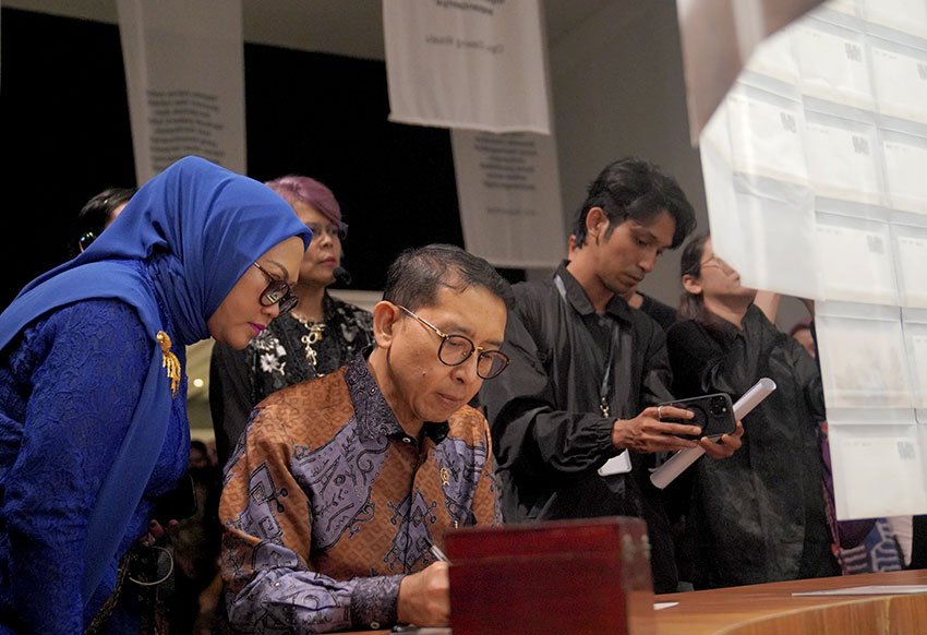 Menbud Fadli Zon menghadiri sekaligus mambuka pameran di Museum Nasional Indonesia, Jakarta, Selasa (22/4). [astakom/Abu Kembud]