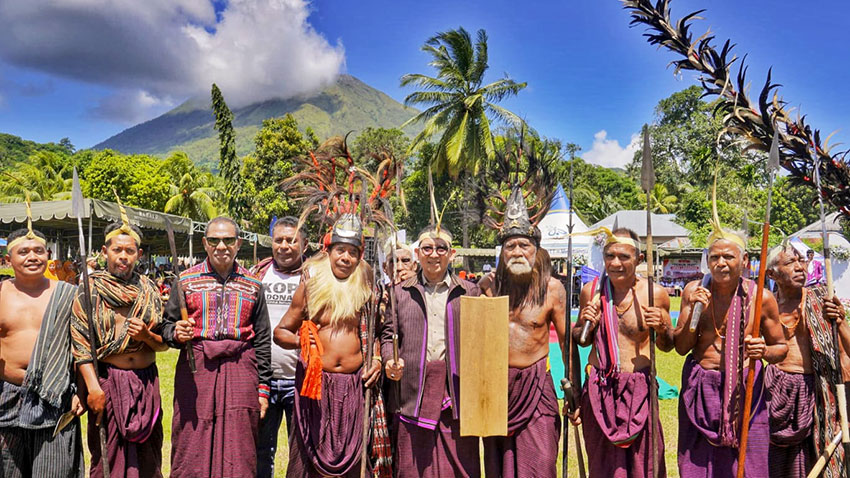 Menteri Kebudayaan Fadli Zon menghadiri acara Pentas Budaya Lamaholot di Lapangan Garuda, Pulau Adonara, Flores Timur, NTT, Minggu (26/4). [astakom/Kemenbud/Budi]