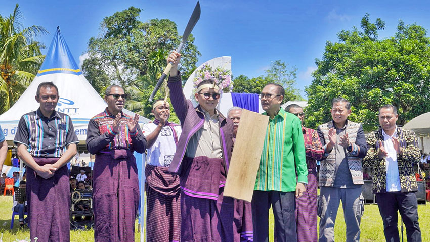 Menteri Kebudayaan Fadli Zon menghadiri acara Pentas Budaya Lamaholot di Lapangan Garuda, Pulau Adonara, Flores Timur, NTT, Minggu (26/4). [astakom/Kemenbud/Budi]