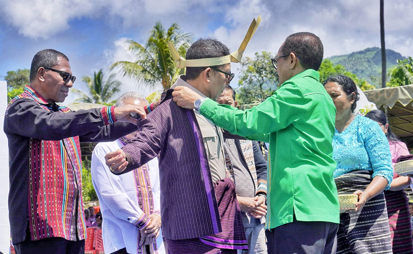 Menteri Kebudayaan Fadli Zon menghadiri acara Pentas Budaya Lamaholot di Lapangan Garuda, Pulau Adonara, Flores Timur, NTT, Minggu (26/4). [astakom/Kemenbud/Budi]
