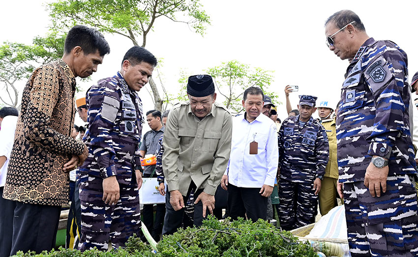 Laksamana TNI Dr. Muhammad Ali meninjau program ketahanan di Desa Punaga, Kabupaten, Takalar, Sulawesi Selatan, Sabtu (19/4). [astakom/Pen AL]