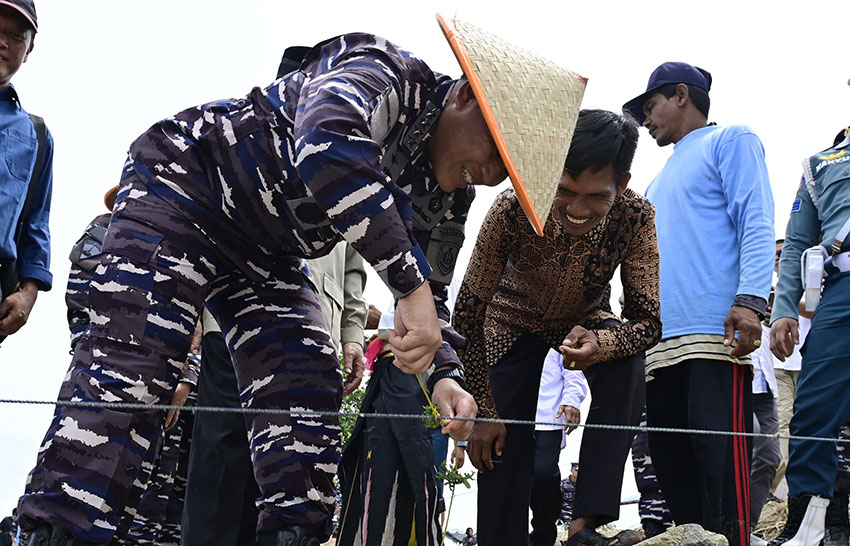 Laksamana TNI Dr. Muhammad Ali meninjau program ketahanan di Desa Punaga, Kabupaten, Takalar, Sulawesi Selatan, Sabtu (19/4). [astakom/Pen AL]
