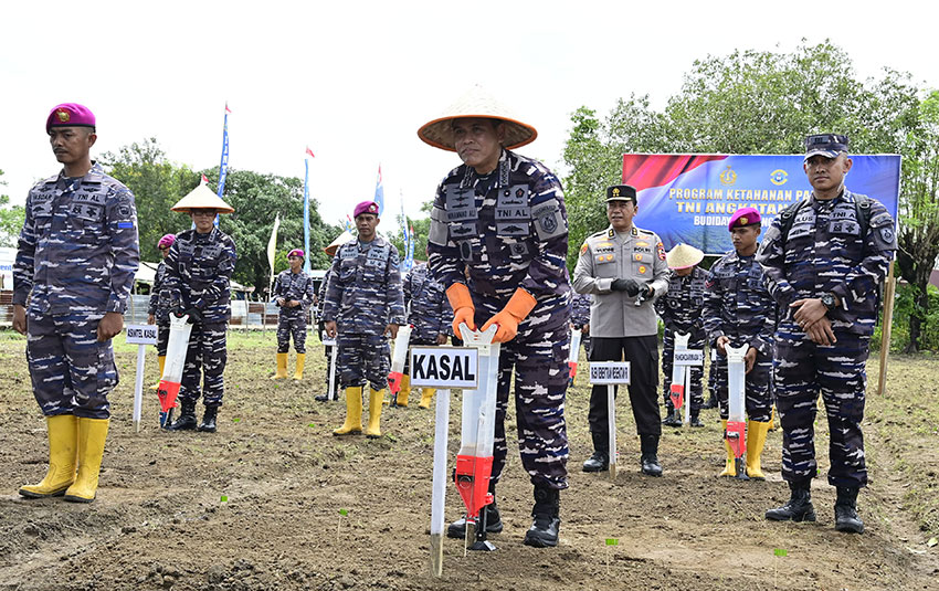 Laksamana TNI Dr. Muhammad Ali meninjau program ketahanan di Desa Punaga, Kabupaten, Takalar, Sulawesi Selatan, Sabtu (19/4). [astakom/Pen AL]