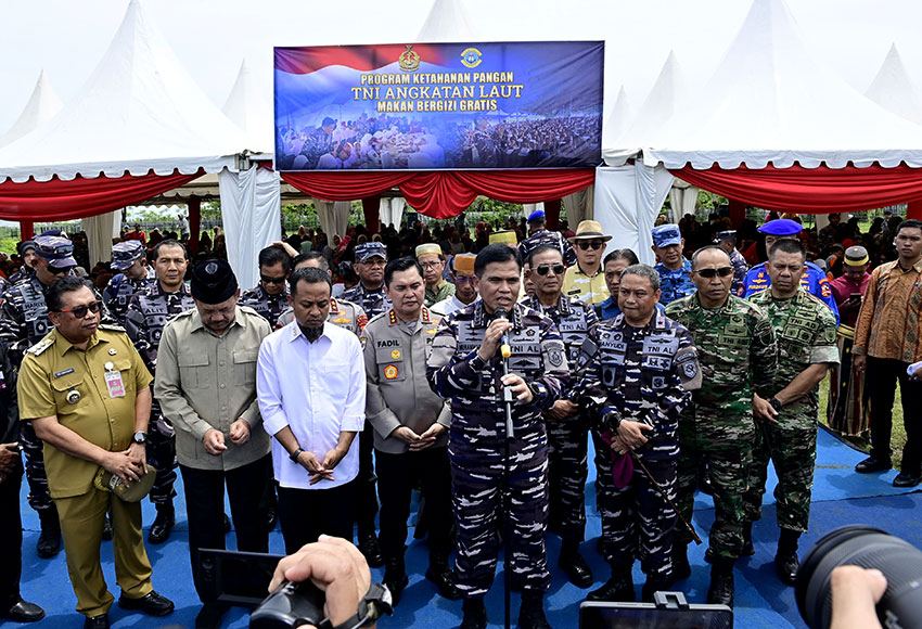 Laksamana TNI Dr. Muhammad Ali meninjau program ketahanan di Desa Punaga, Kabupaten, Takalar, Sulawesi Selatan, Sabtu (19/4). [astakom/Pen AL]