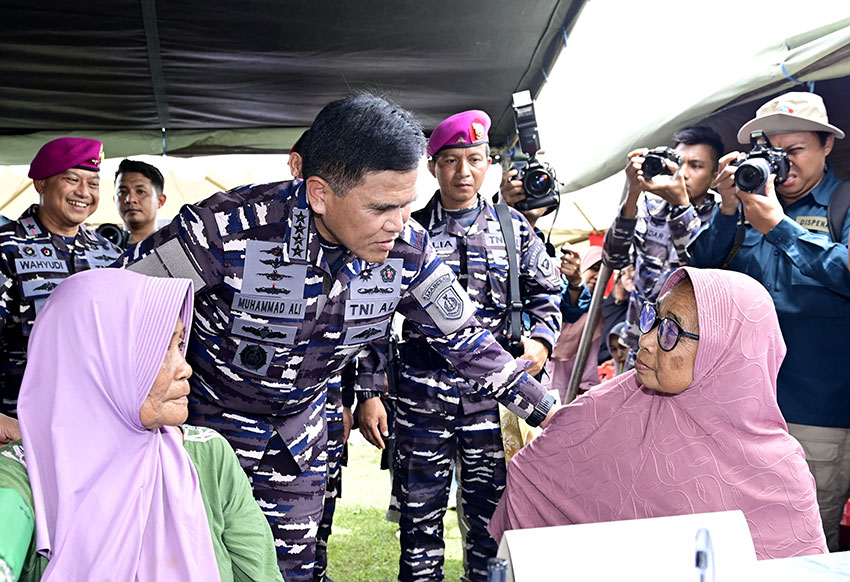 Laksamana TNI Dr. Muhammad Ali meninjau program ketahanan di Desa Punaga, Kabupaten, Takalar, Sulawesi Selatan, Sabtu (19/4). [astakom/Pen AL]