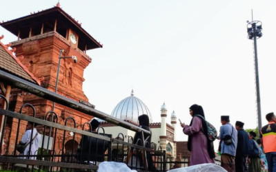 Wisata Religi di Makam Sunan Kudus Dibanjiri Peziarah Saat Libur Lebaran