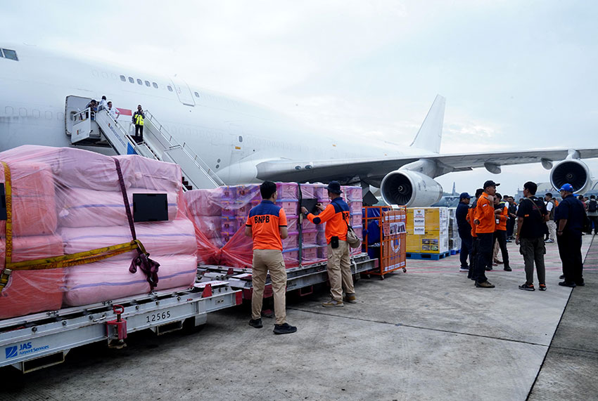 Menlu Sugiono melepas bantuan kemanusiaan untuk korban gempa Myanmar, di Bandara Halim Perdanakusuma, Jakarta, Kamis (3/4). [astakom/Albrianso WP]