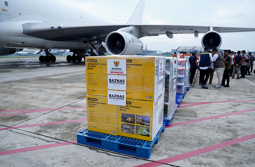 Menlu Sugiono melepas bantuan kemanusiaan untuk korban gempa Myanmar, di Bandara Halim Perdanakusuma, Jakarta, Kamis (3/4). [astakom/Albrianso WP]
