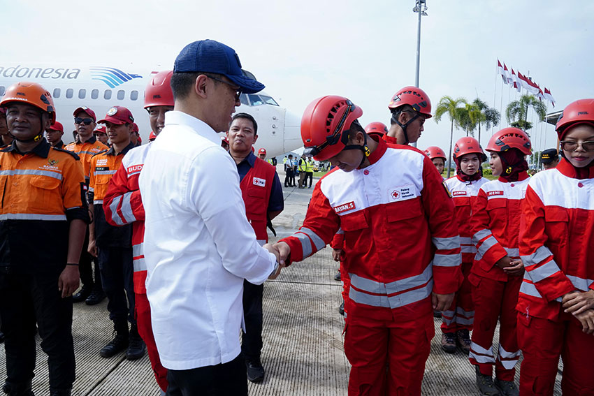 Menlu Sugiono melepas bantuan kemanusiaan untuk korban gempa Myanmar, di Bandara Halim Perdanakusuma, Jakarta, Kamis (3/4). [astakom/Albrianso WP]