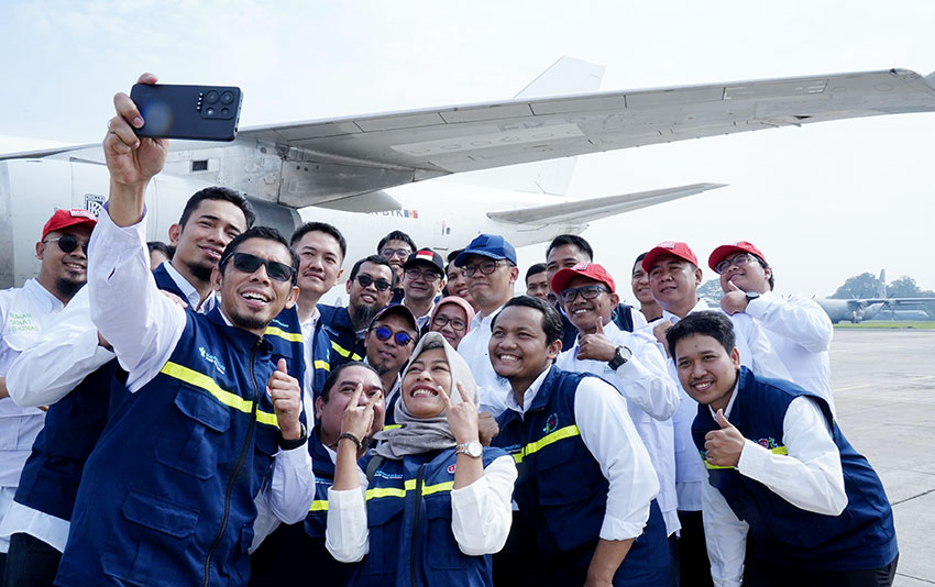 Menlu Sugiono melepas bantuan kemanusiaan untuk korban gempa Myanmar, di Bandara Halim Perdanakusuma, Jakarta, Kamis (3/4). [astakom/Albrianso WP]