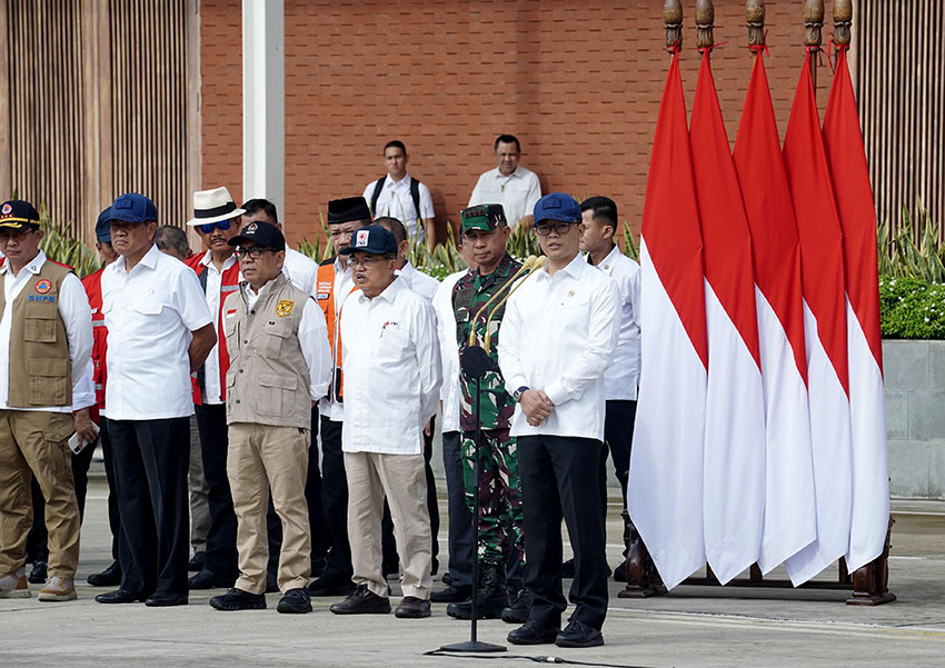 Menlu Sugiono melepas bantuan kemanusiaan untuk korban gempa Myanmar, di Bandara Halim Perdanakusuma, Jakarta, Kamis (3/4). [astakom/Albrianso WP]