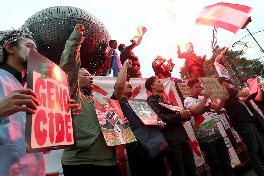Aksi solidaritas seni untuk Palestina-Asia Afrika Berkabung Pestipal di kawasan Jalan Asia Afrika Bandung, Jawa Barat, Jumat (25/4). [astakom/Budi Yanto]