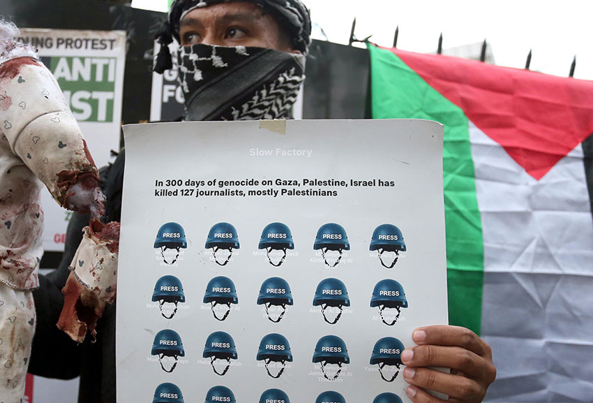Aksi solidaritas seni untuk Palestina-Asia Afrika Berkabung Pestipal di kawasan Jalan Asia Afrika Bandung, Jawa Barat, Jumat (25/4). [astakom/Budi Yanto]