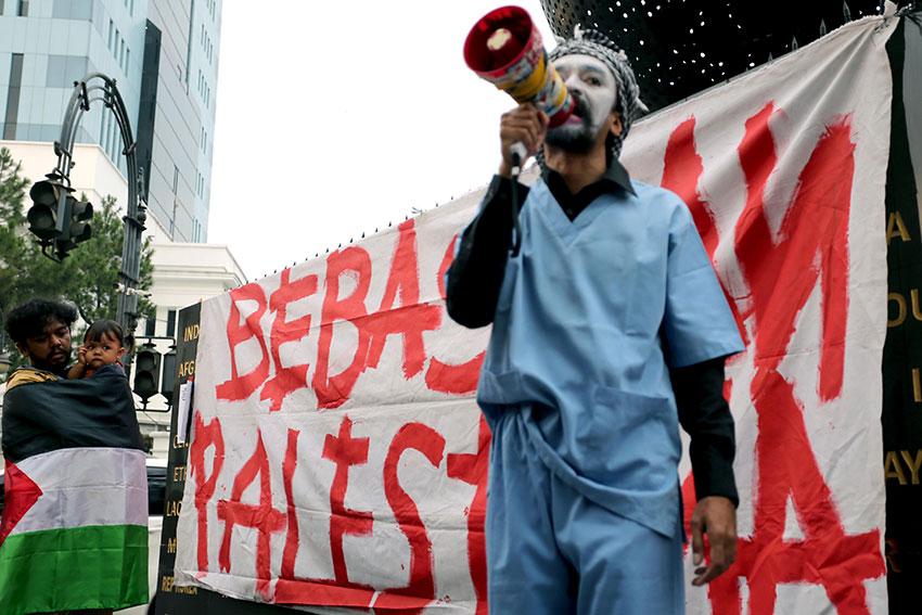 Aksi solidaritas seni untuk Palestina-Asia Afrika Berkabung Pestipal di kawasan Jalan Asia Afrika Bandung, Jawa Barat, Jumat (25/4). [astakom/Budi Yanto]