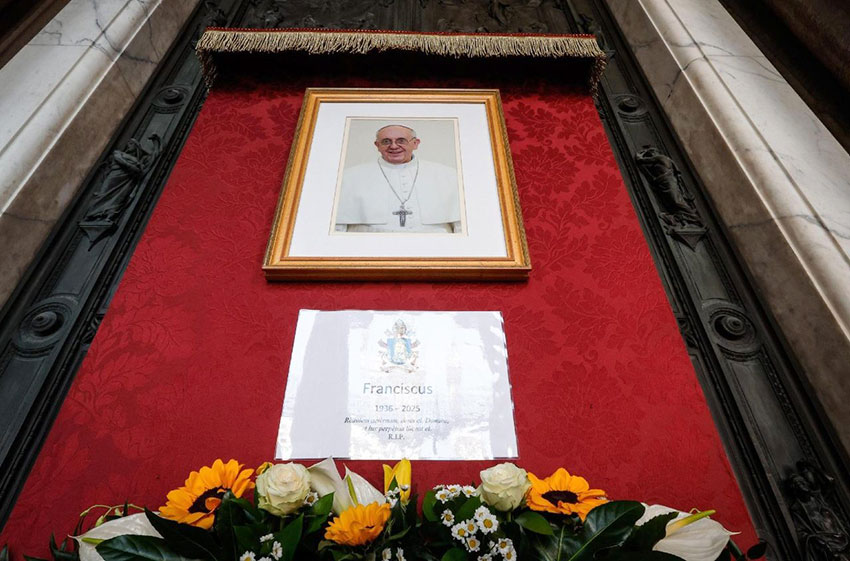 Jenazah mendiang Paus Fransiskus disemayamkan di Basilika Santo Petrus, Vatikan, Rabu (23/4). [vaticannews.va]