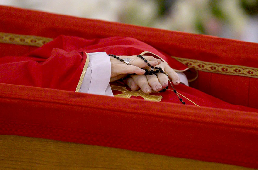 Jenazah mendiang Paus Fransiskus disemayamkan di Basilika Santo Petrus, Vatikan, Rabu (23/4). [vaticannews.va]