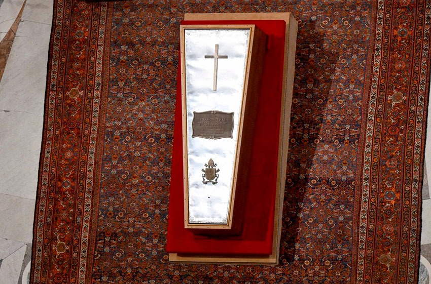 Jenazah mendiang Paus Fransiskus disemayamkan di Basilika Santo Petrus, Vatikan, Rabu (23/4). [vaticannews.va]