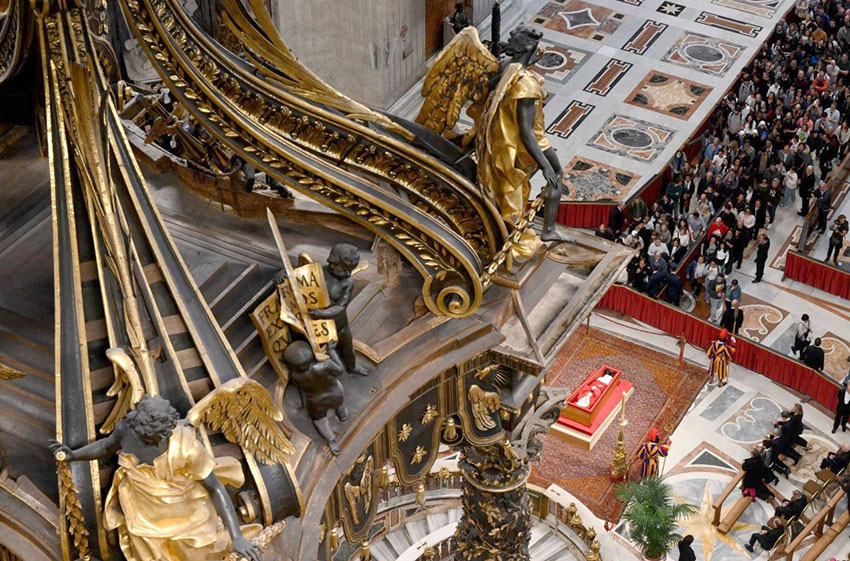 Jenazah mendiang Paus Fransiskus disemayamkan di Basilika Santo Petrus, Vatikan, Rabu (23/4). [vaticannews.va]