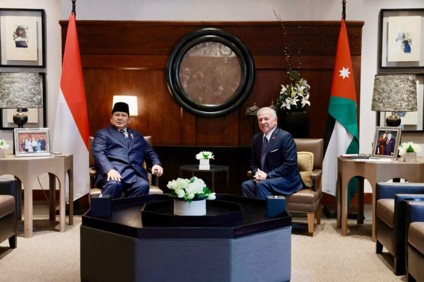 Presiden RI Prabowo Subianto disambut hangat oleh Raja Yordania, Abdullah II bin Al-Hussein pada Senin (14/4) di Istana Al Husseiniya. [Tim Media Presiden]