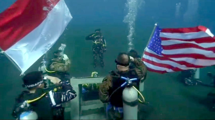 TNI AL bersama Kedubes AS melaksanakan penyelaman di Perairan Laut Tulamben Bali. Kamis (17/4). [astakom/Dispen AL]