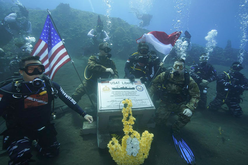 TNI AL bersama Kedubes AS melaksanakan penyelaman di Perairan Laut Tulamben Bali. Kamis (17/4). [astakom/Dispen AL]