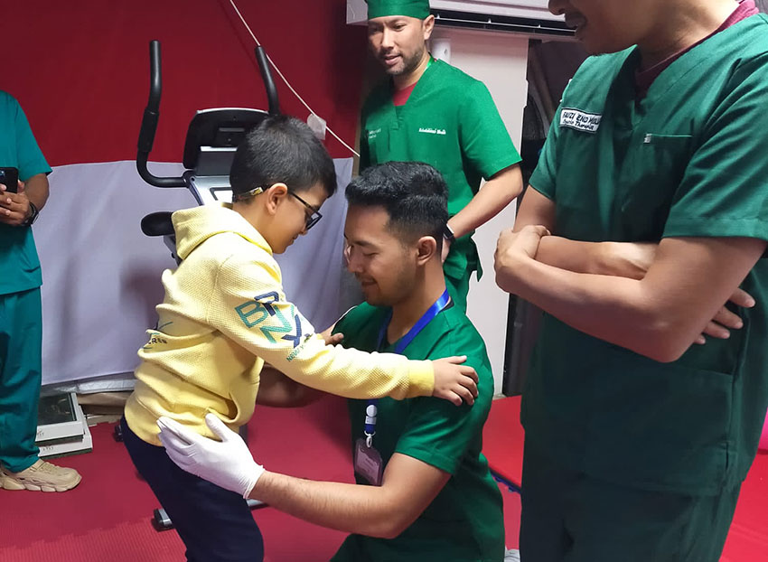 Satgas tenaga kesehatan TNI di Floating Hospital El Arish, Mesir, Selasa (29/4). [astakom/Puspen TNI]