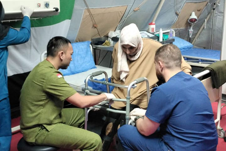 Satgas tenaga kesehatan TNI di Floating Hospital El Arish, Mesir, Selasa (29/4). [astakom/Puspen TNI]