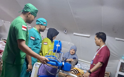 Nakes TNI Tangani Korban Gaza