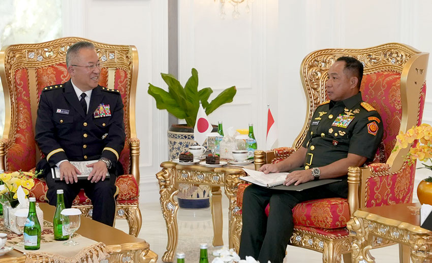 Panglima TNI Jenderal TNI Agus Subiyanto menerima Jenderal Yoshida Yoshihide Kepala Staf Gabungan Pasukan Bela Diri Jepang di Mabes TNI, Cilangkap, Jakarta , Jumat (25/4). [astakom/Mabes TNI]