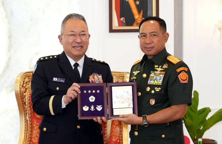 Panglima TNI Jenderal TNI Agus Subiyanto menerima Jenderal Yoshida Yoshihide Kepala Staf Gabungan Pasukan Bela Diri Jepang di Mabes TNI, Cilangkap, Jakarta , Jumat (25/4). [astakom/Mabes TNI]