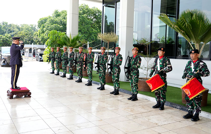 Panglima TNI Jenderal TNI Agus Subiyanto menerima Jenderal Yoshida Yoshihide Kepala Staf Gabungan Pasukan Bela Diri Jepang di Mabes TNI, Cilangkap, Jakarta , Jumat (25/4). [astakom/Mabes TNI]