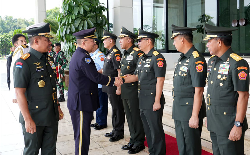 Panglima TNI Jenderal TNI Agus Subiyanto menerima Jenderal Yoshida Yoshihide Kepala Staf Gabungan Pasukan Bela Diri Jepang di Mabes TNI, Cilangkap, Jakarta , Jumat (25/4). [astakom/Mabes TNI]