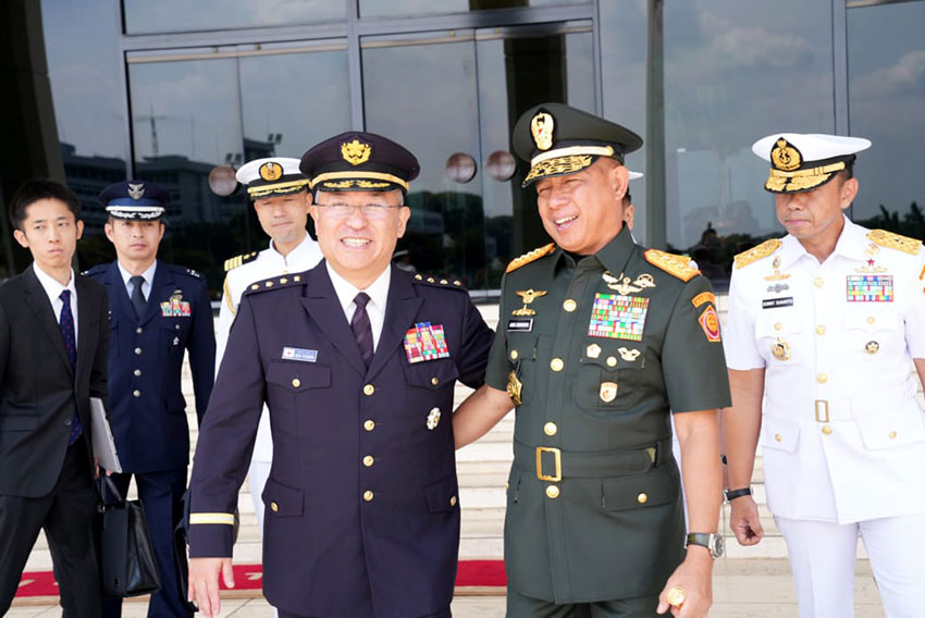 Panglima TNI Jenderal TNI Agus Subiyanto menerima Jenderal Yoshida Yoshihide Kepala Staf Gabungan Pasukan Bela Diri Jepang di Mabes TNI, Cilangkap, Jakarta , Jumat (25/4). [astakom/Mabes TNI]