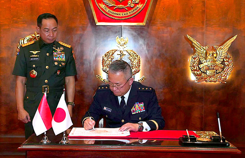 Panglima TNI Jenderal TNI Agus Subiyanto menerima Jenderal Yoshida Yoshihide Kepala Staf Gabungan Pasukan Bela Diri Jepang di Mabes TNI, Cilangkap, Jakarta , Jumat (25/4). [astakom/Mabes TNI]