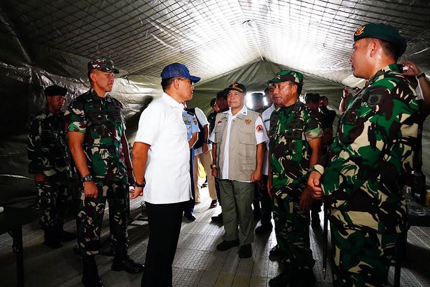 Wakil Menteri Pertahanan Republik Indonesia (Wamenhan RI) Marsekal Madya TNI (Purn) Donny Ermawan meninjau langsung kesiapan dan pemberangkatan bantuan kemanusiaan untuk korban bencana alam di Myanmar, di Pangkalan Udara (Lanud) TNI AU Halim Perdanakusuma, Jakarta. Senin (31/03). [astakom/Puspen TNI]