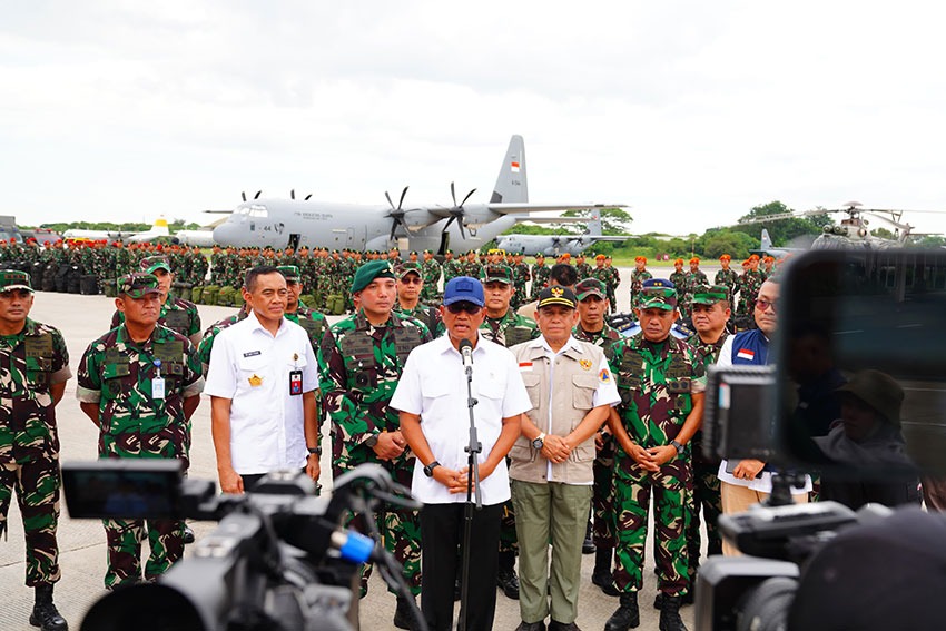 Wakil Menteri Pertahanan Republik Indonesia (Wamenhan RI) Marsekal Madya TNI (Purn) Donny Ermawan meninjau langsung kesiapan dan pemberangkatan bantuan kemanusiaan untuk korban bencana alam di Myanmar, di Pangkalan Udara (Lanud) TNI AU Halim Perdanakusuma, Jakarta. Senin (31/03). [astakom/Puspen TNI]