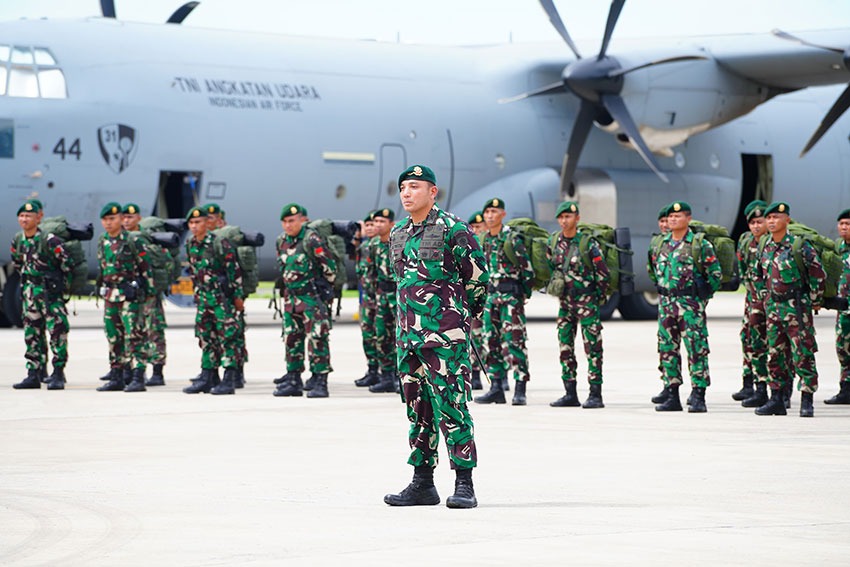 Wakil Menteri Pertahanan Republik Indonesia (Wamenhan RI) Marsekal Madya TNI (Purn) Donny Ermawan meninjau langsung kesiapan dan pemberangkatan bantuan kemanusiaan untuk korban bencana alam di Myanmar, di Pangkalan Udara (Lanud) TNI AU Halim Perdanakusuma, Jakarta. Senin (31/03). [astakom/Puspen TNI]