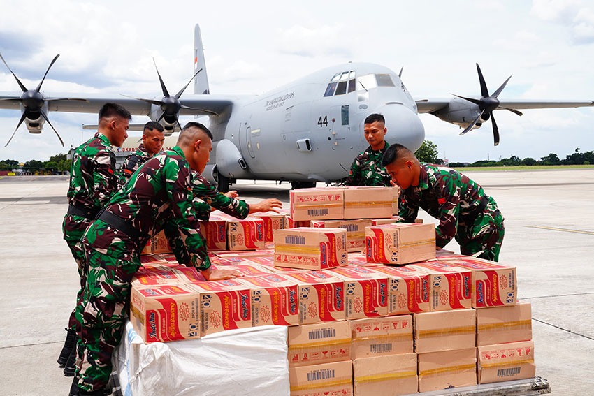 Wakil Menteri Pertahanan Republik Indonesia (Wamenhan RI) Marsekal Madya TNI (Purn) Donny Ermawan meninjau langsung kesiapan dan pemberangkatan bantuan kemanusiaan untuk korban bencana alam di Myanmar, di Pangkalan Udara (Lanud) TNI AU Halim Perdanakusuma, Jakarta. Senin (31/03). [astakom/Puspen TNI]
