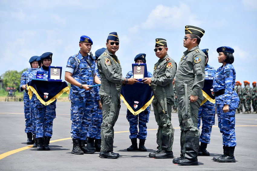 Penyematan Wing Kehormatan Penerbang Kelas I TNI Angkatan Udara di Lanud Iswahjudi, Magetan, Jumat (11/4). [astakom/Puspen TNI)