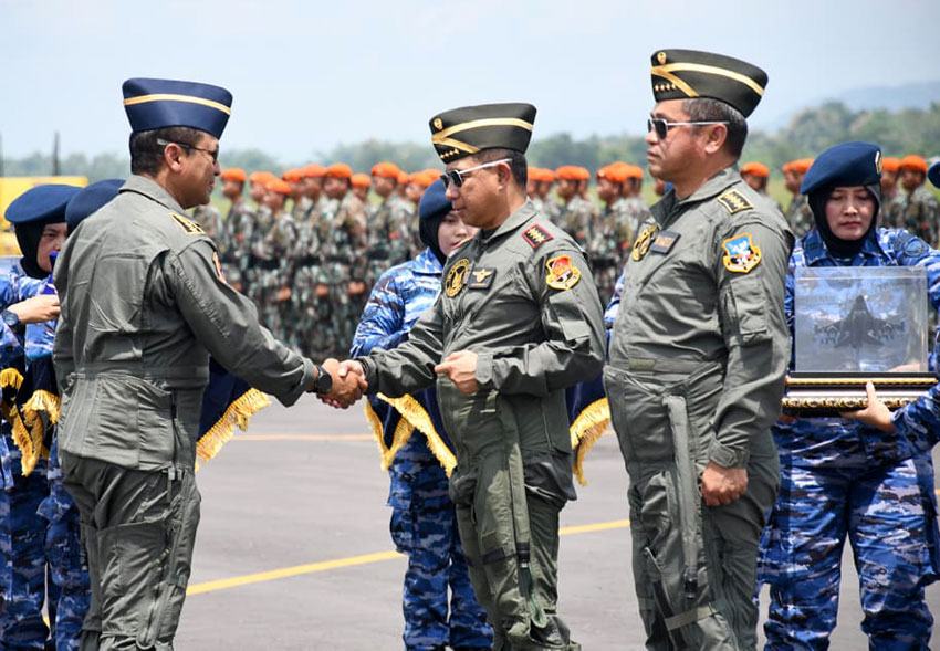 Penyematan Wing Kehormatan Penerbang Kelas I TNI Angkatan Udara di Lanud Iswahjudi, Magetan, Jumat (11/4). [astakom/Puspen TNI)