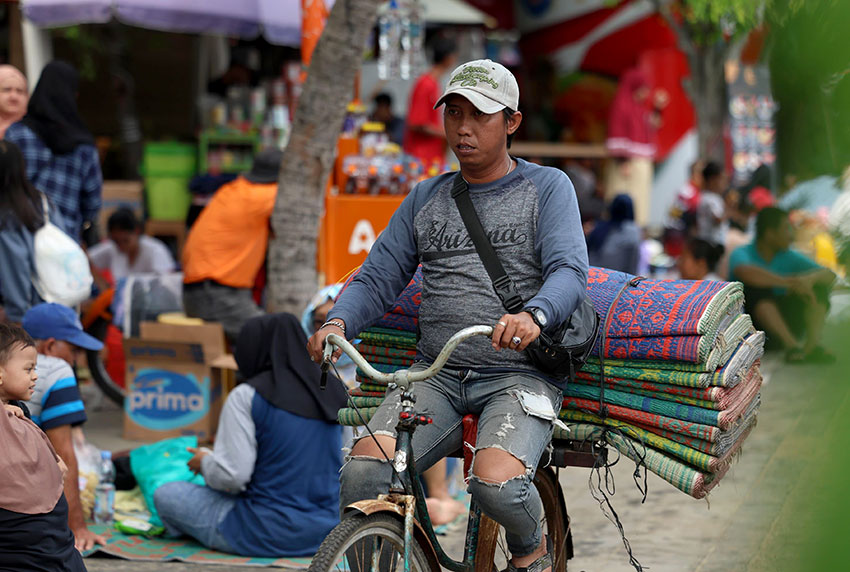 Para wisatawan memadati kawasan pantai Ancol, Jakarta, Kamis (3/4). [astakom/M. Muhammad Syauqi Amrullah]