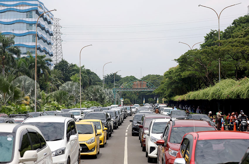 Para wisatawan memadati kawasan pantai Ancol, Jakarta, Kamis (3/4). [astakom/M. Muhammad Syauqi Amrullah]