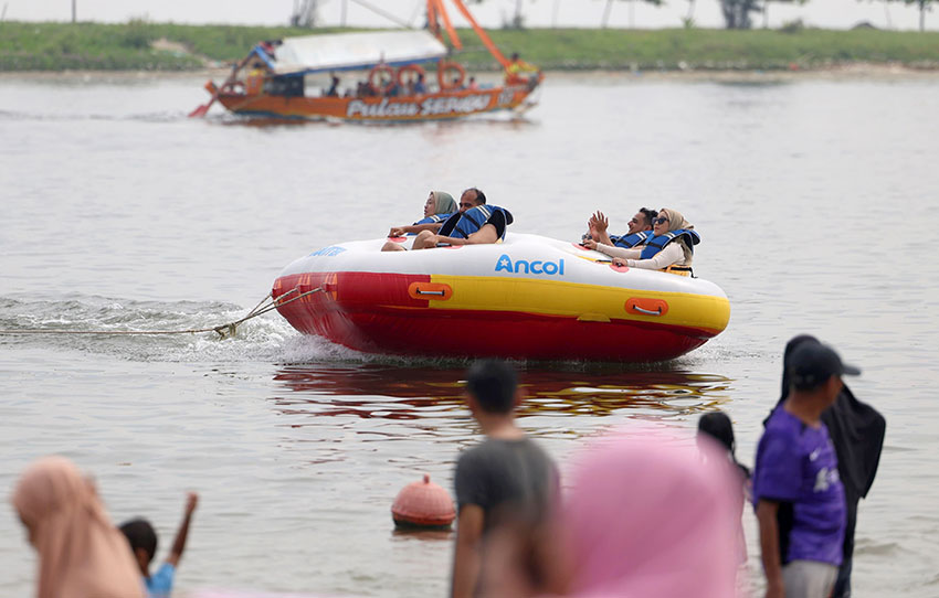 Para wisatawan memadati kawasan pantai Ancol, Jakarta, Kamis (3/4). [astakom/M. Muhammad Syauqi Amrullah]