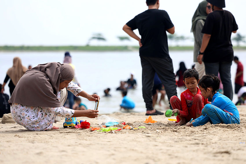 Para wisatawan memadati kawasan pantai Ancol, Jakarta, Kamis (3/4). [astakom/M. Muhammad Syauqi Amrullah]