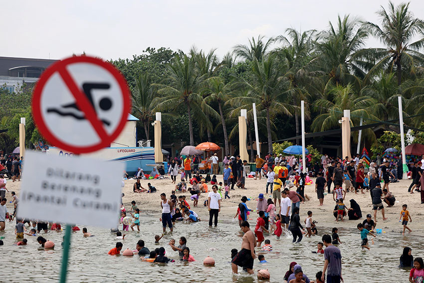 Para wisatawan memadati kawasan pantai Ancol, Jakarta, Kamis (3/4). [astakom/M. Muhammad Syauqi Amrullah]