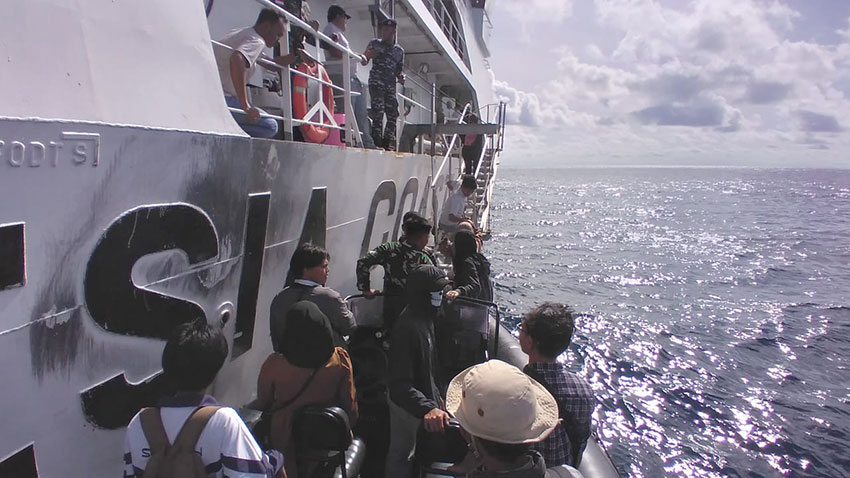 Bakamla RI melaksanakan perbantuan transportasi angkutan warga dan logistik dari Pulau Enggano ke Kota Bengkulu, Kamis (17/4). [astakom/Bakamla RI]