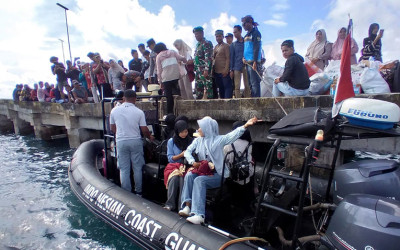 Alur Pelayaran Alami Pendangkalan, Bakamla Bantu Angkut Ratusan Warga Enggano