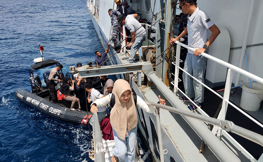 Bakamla RI melaksanakan perbantuan transportasi angkutan warga dan logistik dari Pulau Enggano ke Kota Bengkulu, Kamis (17/4). [astakom/Bakamla RI]